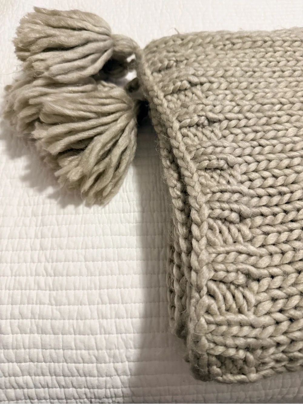 Cozy Chunky Knit Throw Blanket with Tassels - Cream Like New SMOKE FREE HOME